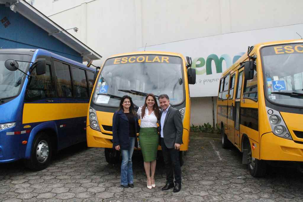 Prefeita Nilza Simas entrega mais três ônibus para educação