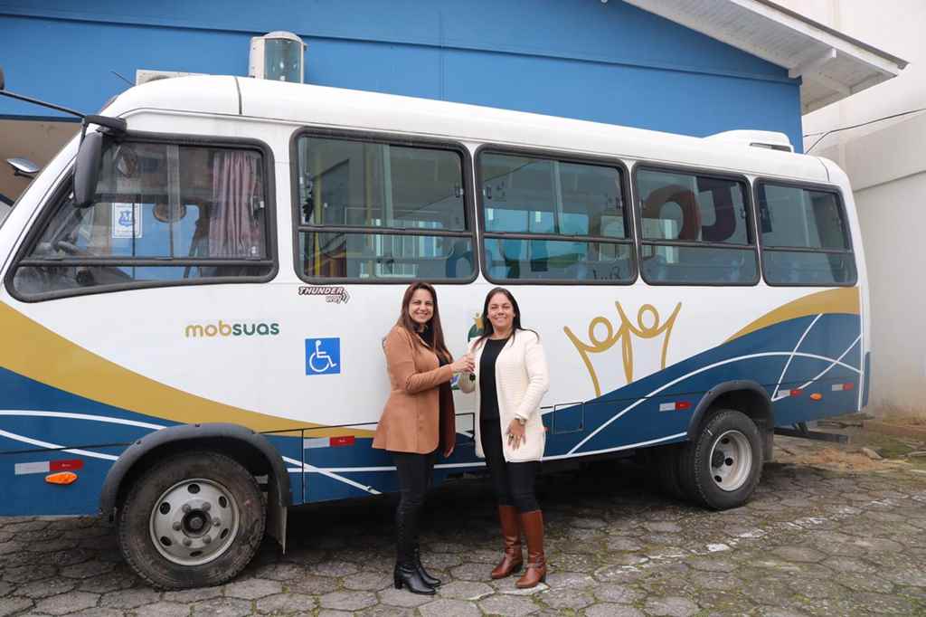 Prefeita Nilza Simas entrega micro-ônibus para Secretaria de Assistência Social