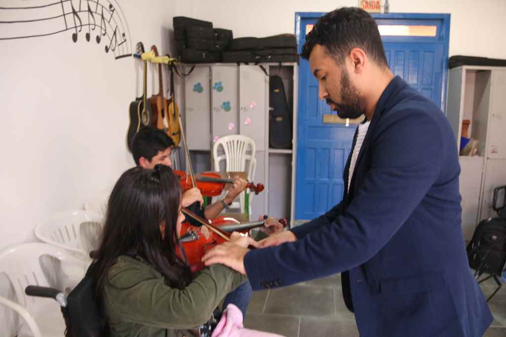 Projeto Arte por Toda Parte oferece aulas de violino em Itapema