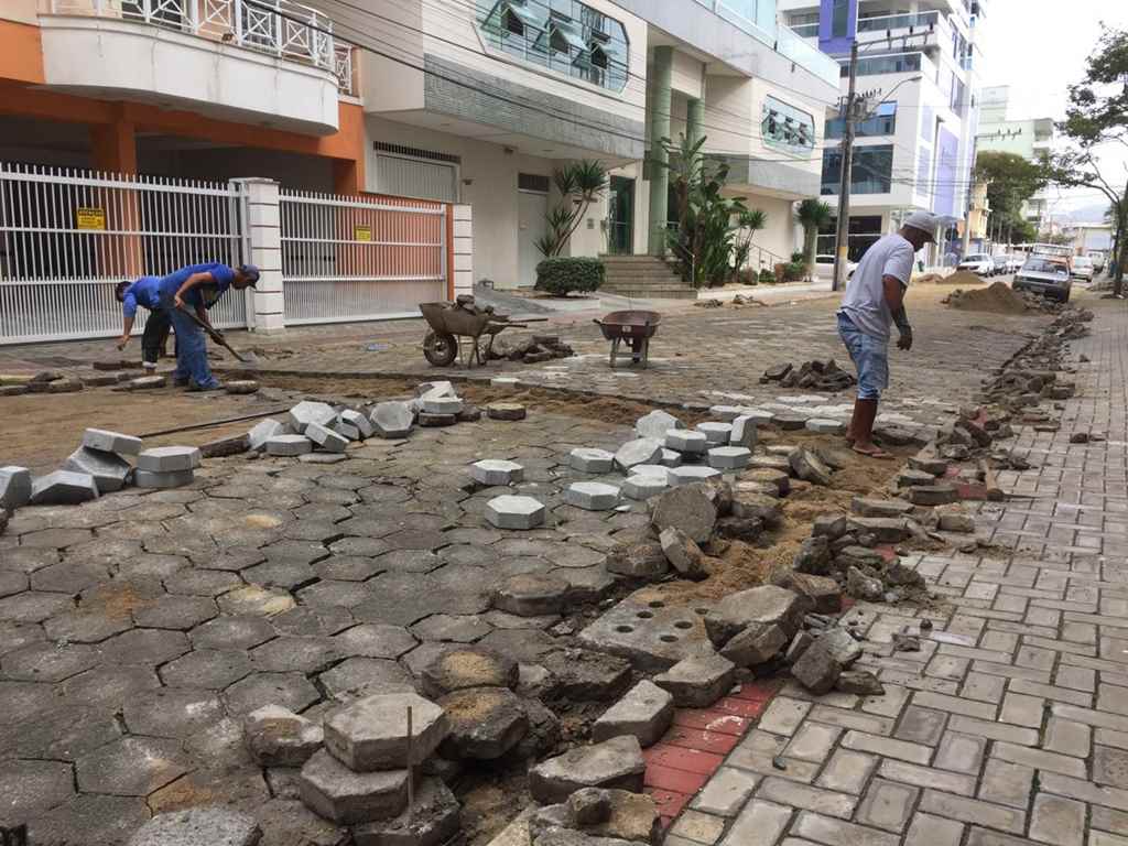 Seguem as obras de recuperação do calçamento no Bairro Meia Praia
