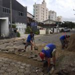 Seguem as obras de recuperação do calçamento no Bairro Meia Praia