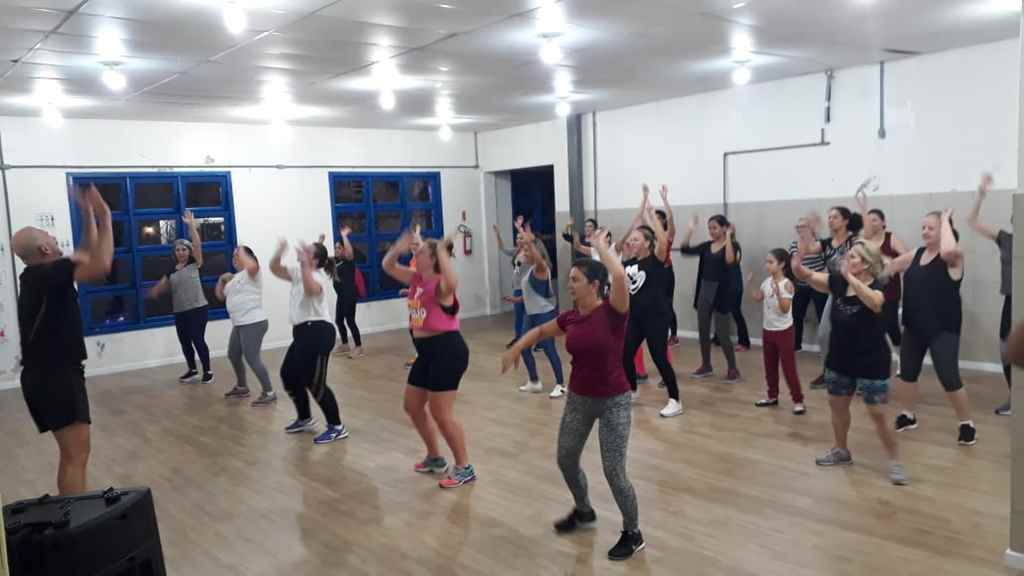 Aula de ritmos movimenta Mercado Público Nelson Santos