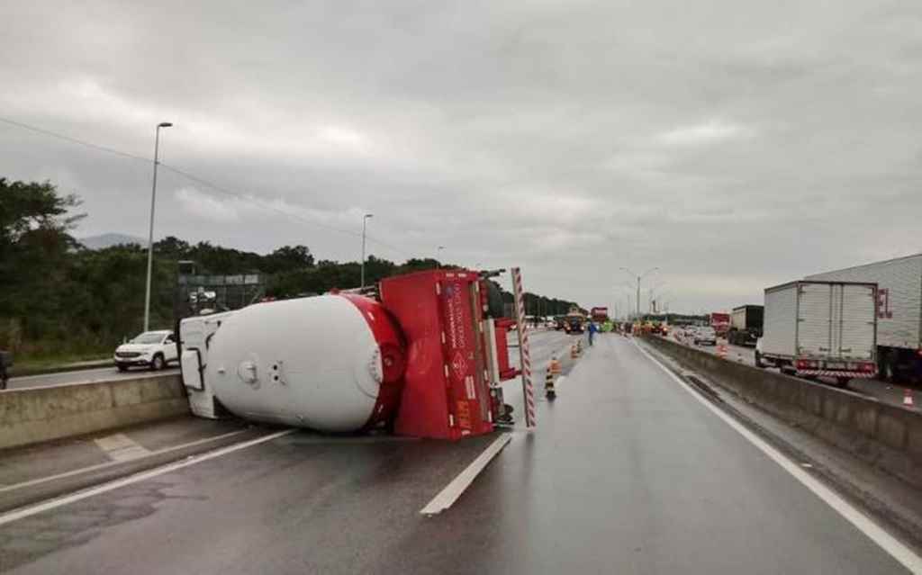 Caminhão tomba na BR-101 em Porto Belo (Foto: Divulgação Arteris)