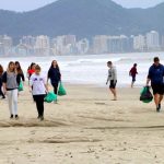 Dia Mundial de Limpeza é marcado por recolhimento de lixo na praia