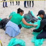 Dia Mundial de Limpeza é marcado por recolhimento de lixo na praia