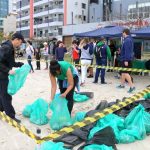 Dia Mundial de Limpeza é marcado por recolhimento de lixo na praia