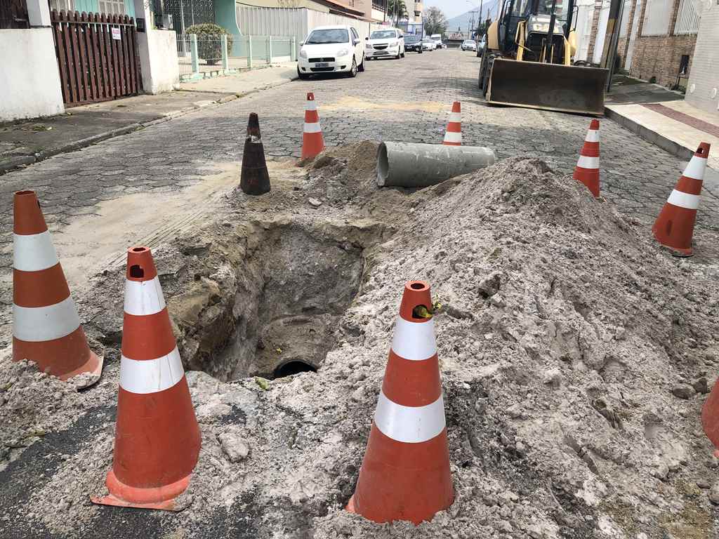 Obras realiza requalificação da drenagem pluvial no Bairro Meia Praia