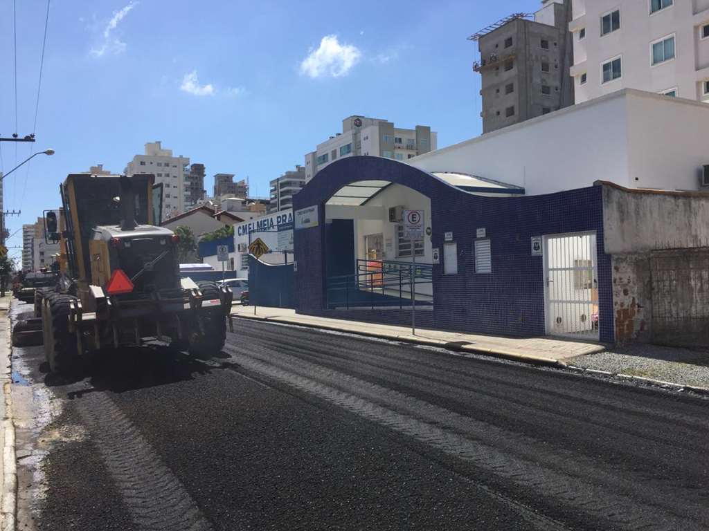Bairro Meia Praia recebe obras de limpeza e pavimentação asfáltica