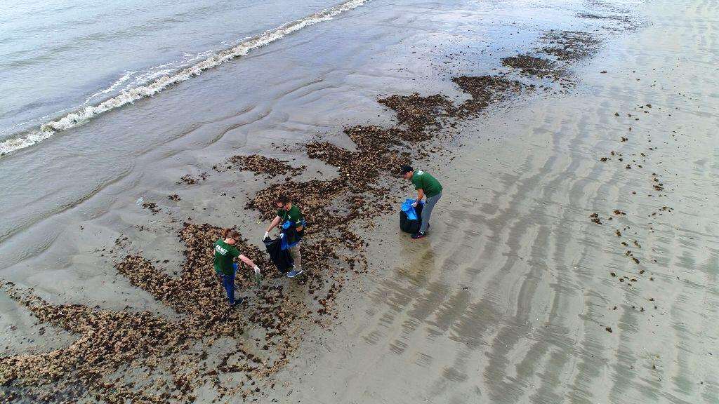 FAACI realiza dia de limpeza da praia