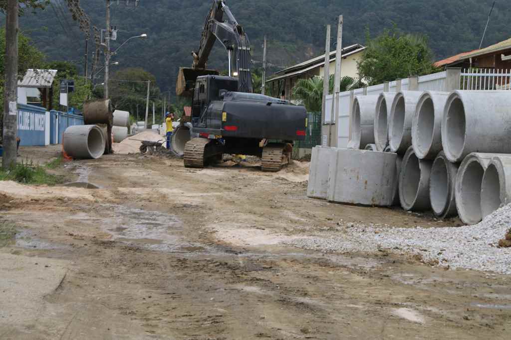 Inicia a drenagem pluvial da Rua 700 no Bairro Várzea