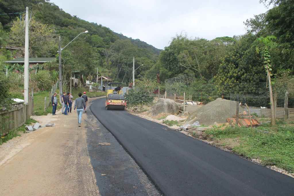 Inicia a pavimentação asfáltica da Rua 706 no Bairro Várzea