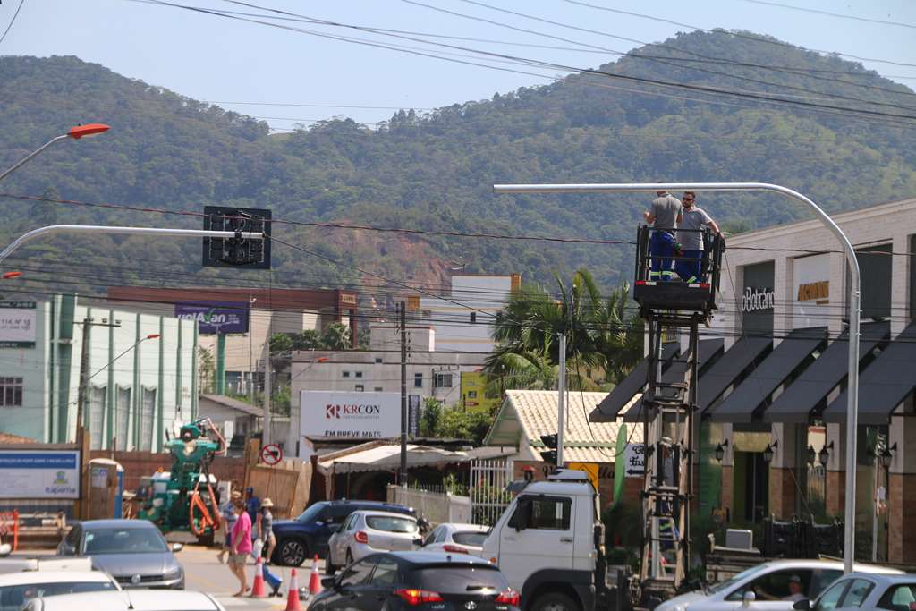 Inicia substituição e instalação de semáforos em Itapema