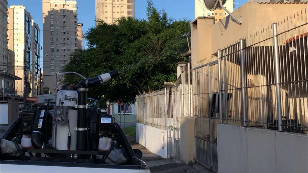 Pulverização com atomizador contra Dengue já passou em mais de 50 quadras no Bairro Meia Praia