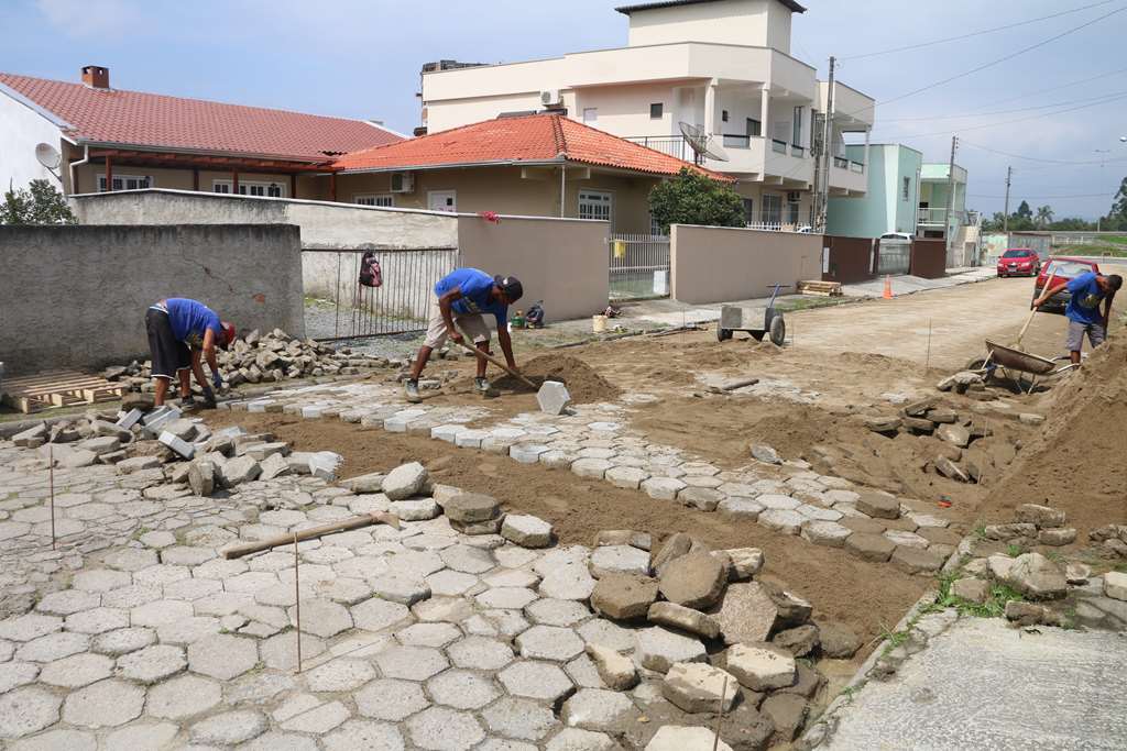 Seguem as manutenções das lajotas nos Bairros Meia Praia e Jardim Praiamar