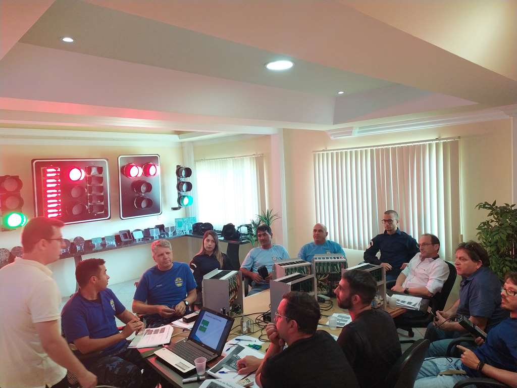 Servidores do Departamento e Iluminação e do Detrami participam de curso para manutenção de semáforos