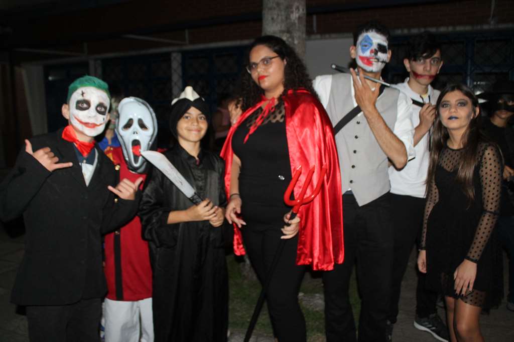 Baile de Halloween agitou o Mercado Público de Itapema