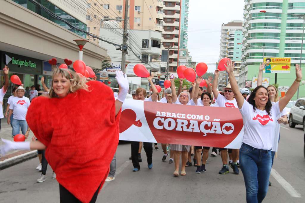 Bairro Meia Praia recebe II Caminhada Abrace com o Coração