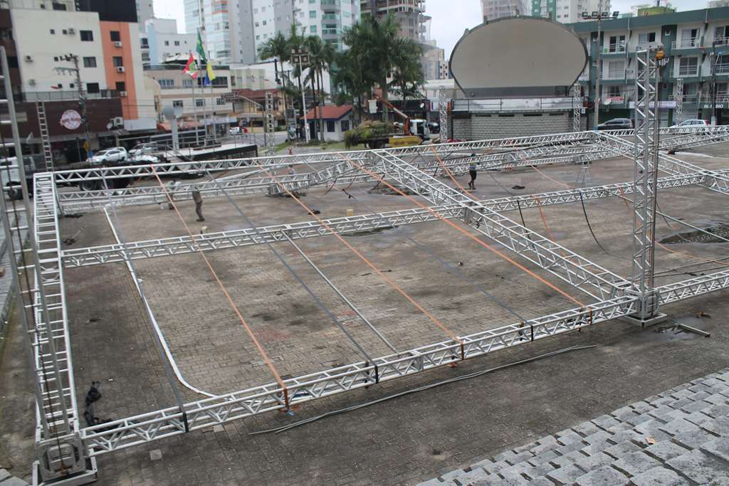 Inicia a montagem da estrutura para Festa Germânica que acontecerá no feriado