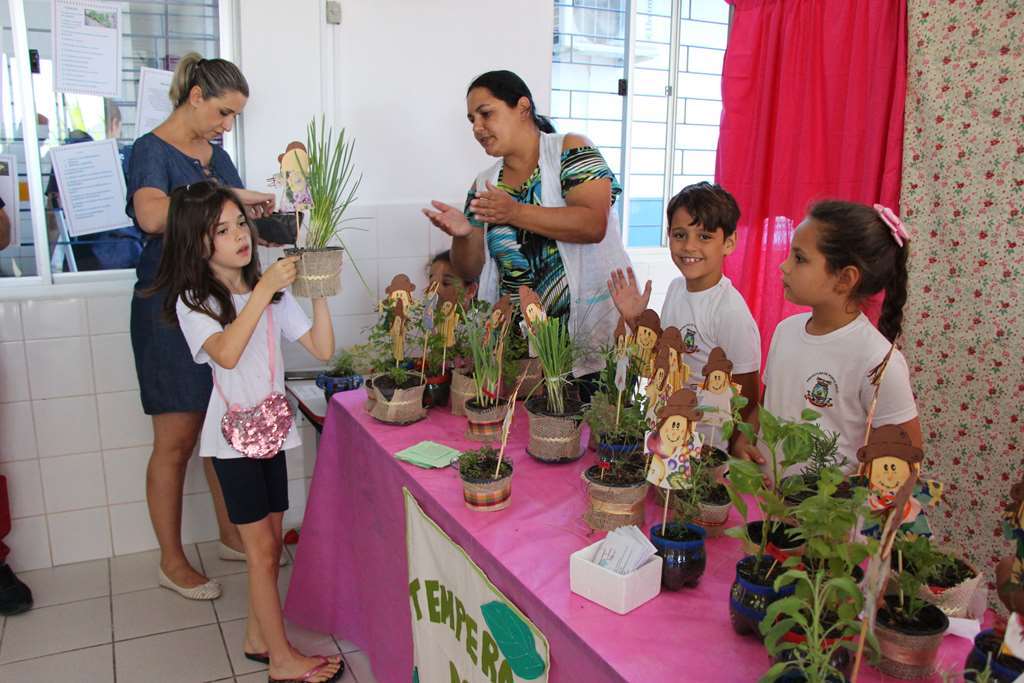 PORTO BELO - Alunos de Porto Belo promovem Feira Empreendedora do JEPP