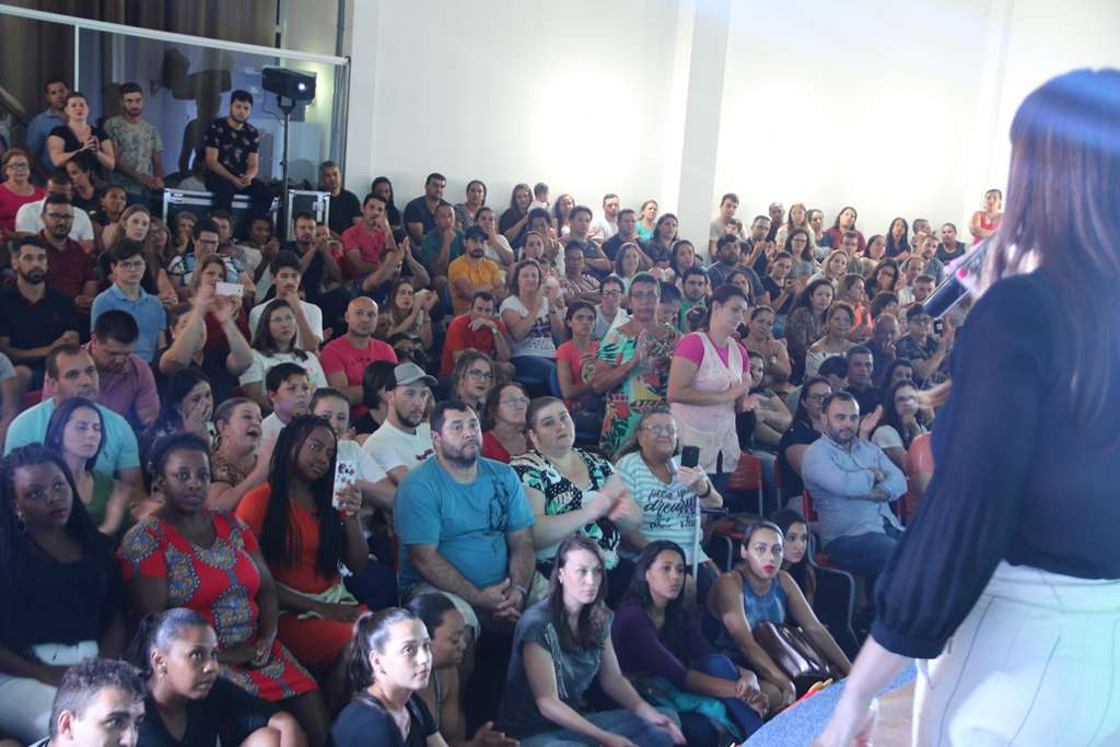 Prefeita Nilza Simas assina ordem de serviço para obras na Escola Vereador Paulo Reis