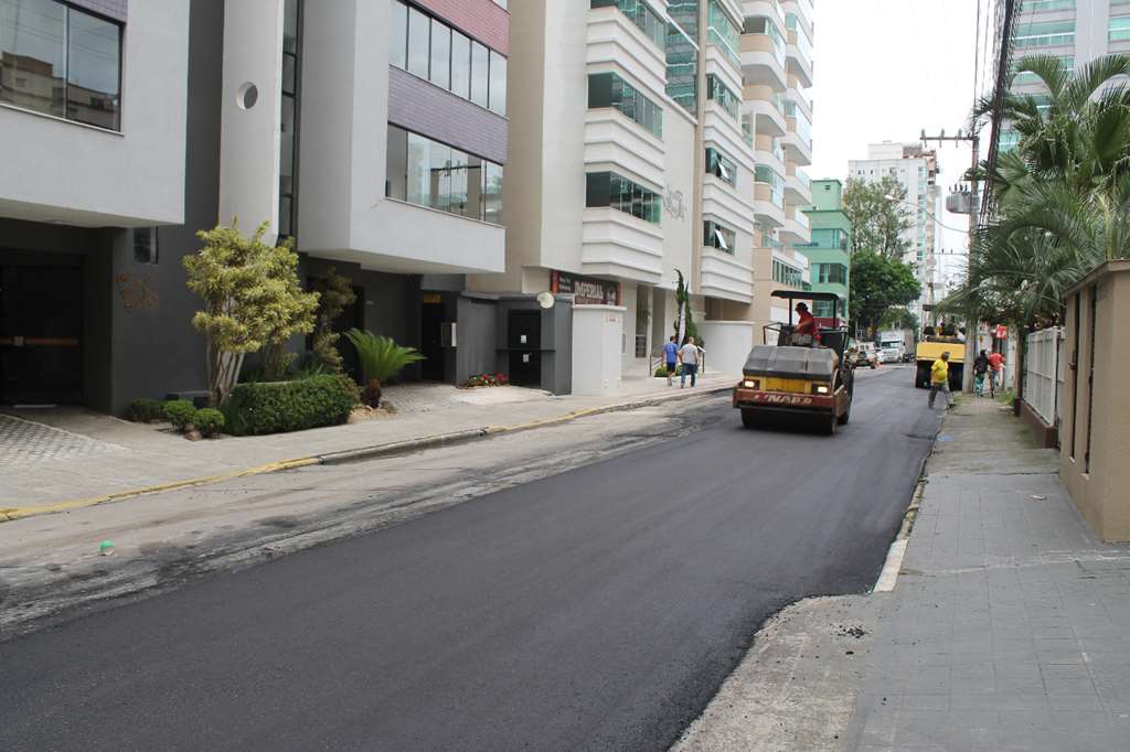 Seguem as pavimentações asfálticas no Bairro Meia Praia