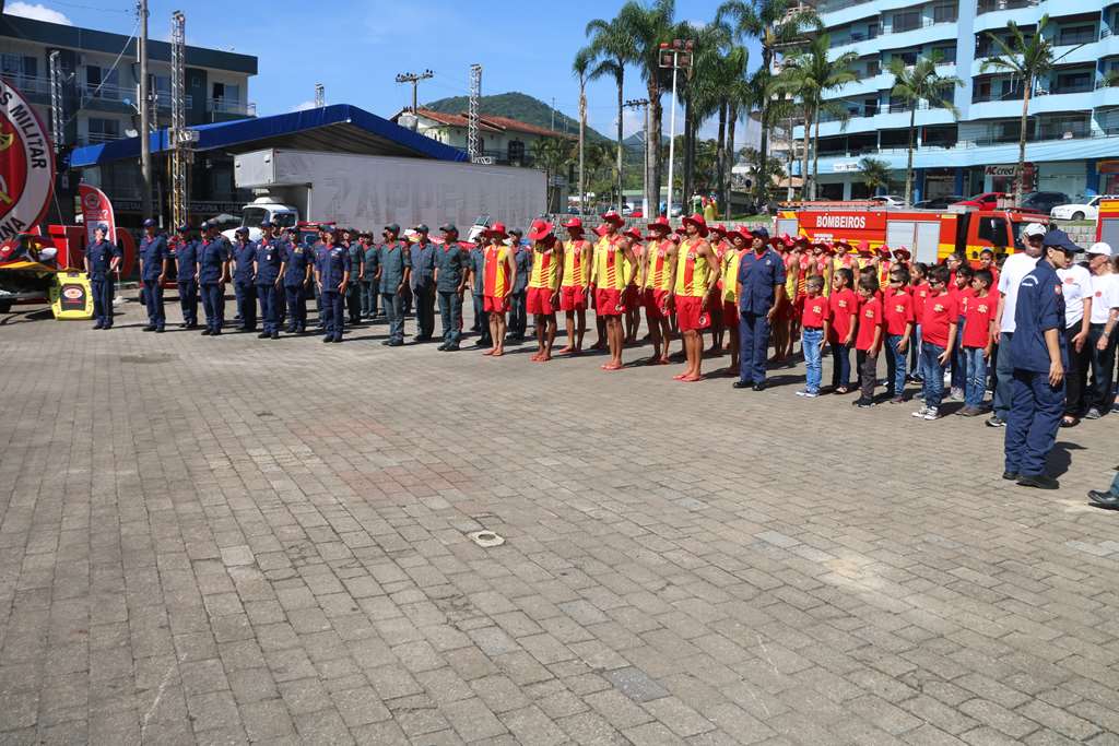 Corpo de Bombeiros Militar realiza formatura e Governo Municipal entrega de novos equipamentos