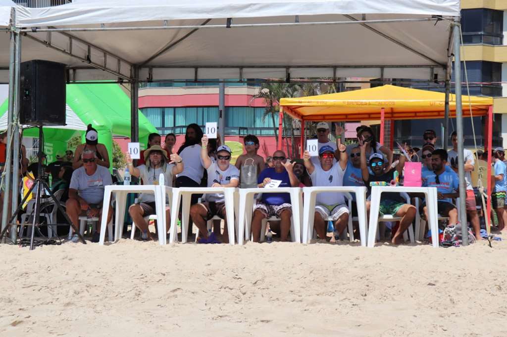 Evento integra participantes da escolinha de surf do Centro e Meia Praia