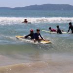 Evento integra participantes da escolinha de surf do Centro e Meia Praia