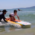 Evento integra participantes da escolinha de surf do Centro e Meia Praia