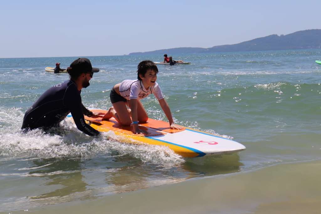 Festival de Surf Inclusão movimenta Praia Central no final de semana