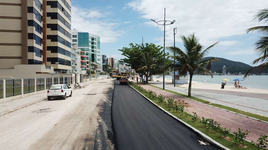 Inicia pavimentação asfáltica da Avenida Beira Mar na segunda etapa do Calçadão do Centro