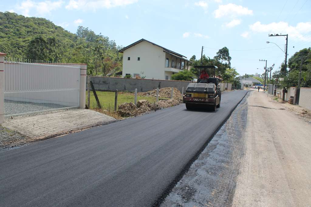 Iniciada a pavimentação asfáltica na Rua 700 no Bairro Várzea