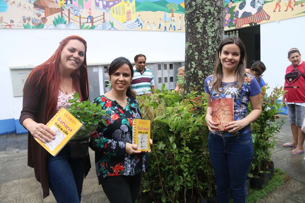 Iniciativa proporciona troca de livros por mudas na Biblioteca Municipal