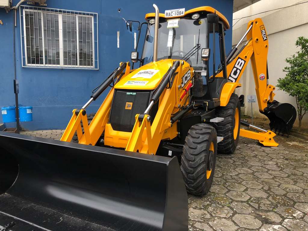 Itapema recebe retroescavadeira para o Departamento de Agricultura e Pesca