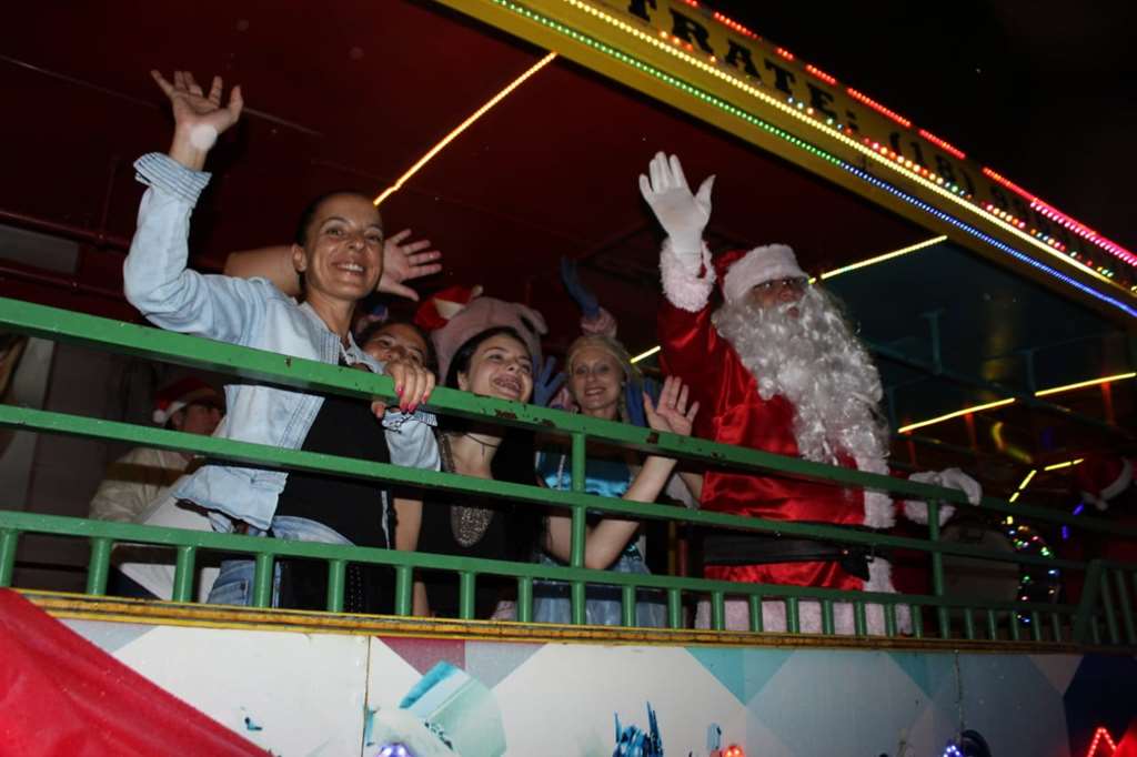 Ônibus da Alegria leva Papai Noel para visitar bairros em Itapema