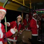 Ônibus da Alegria leva Papai Noel para visitar bairros em Itapema