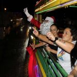 Ônibus da Alegria leva Papai Noel para visitar bairros em Itapema