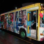 Ônibus da Alegria leva Papai Noel para visitar bairros em Itapema