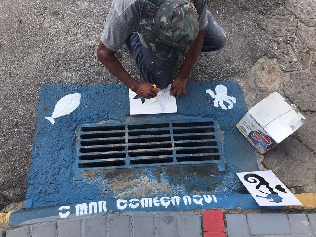 Pintura artística em bueiros alerta contra o descarte irregular de lixo