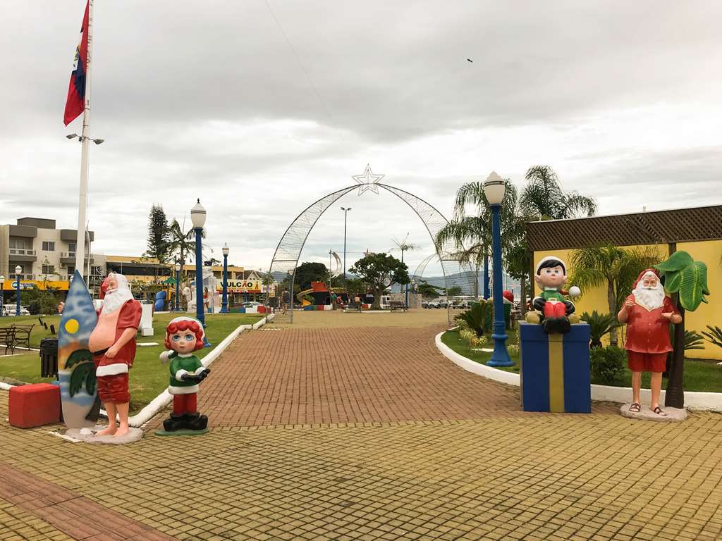 PORTO BELO - Porto Belo mantém Praça da Bandeira decorada para o Natal