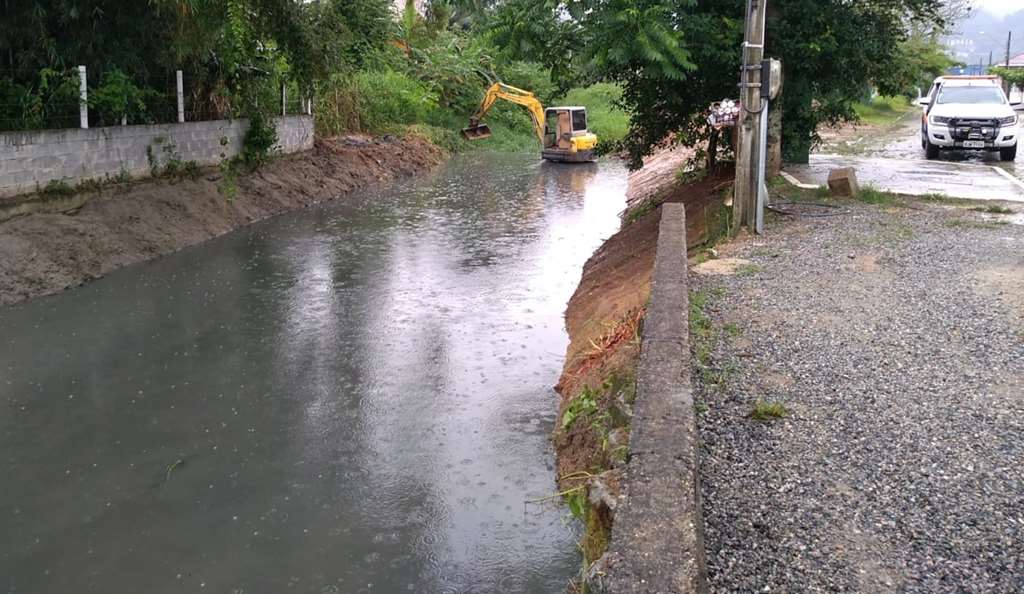 Rio Fabrício recebe limpeza e desassoreamento
