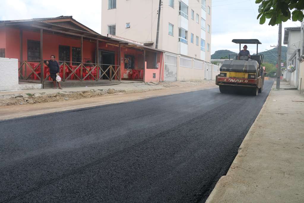 Rua 880 ganha pavimentação asfáltica no Bairro Casa Branca