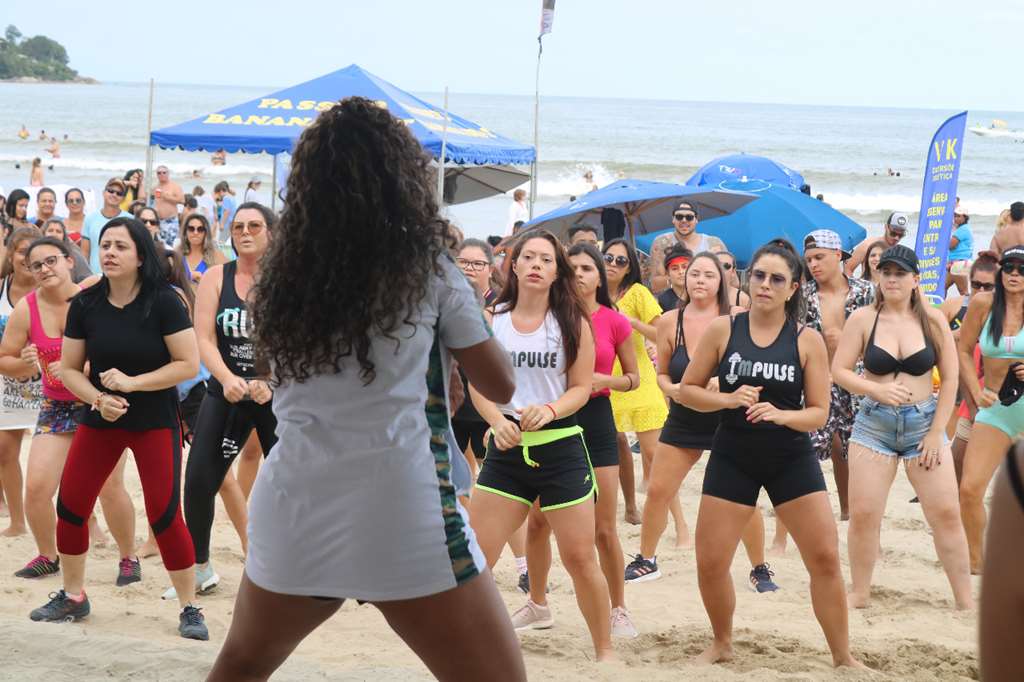Aulão de FitDance agita moradores e turistas na Praia Central