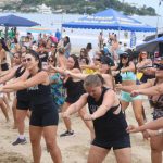 Aulão de FitDance agita moradores e turistas na Praia Central