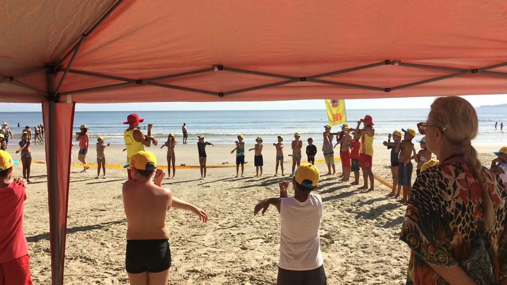 Crianças atendidas pelo CRAS participam do Projeto Golfinho