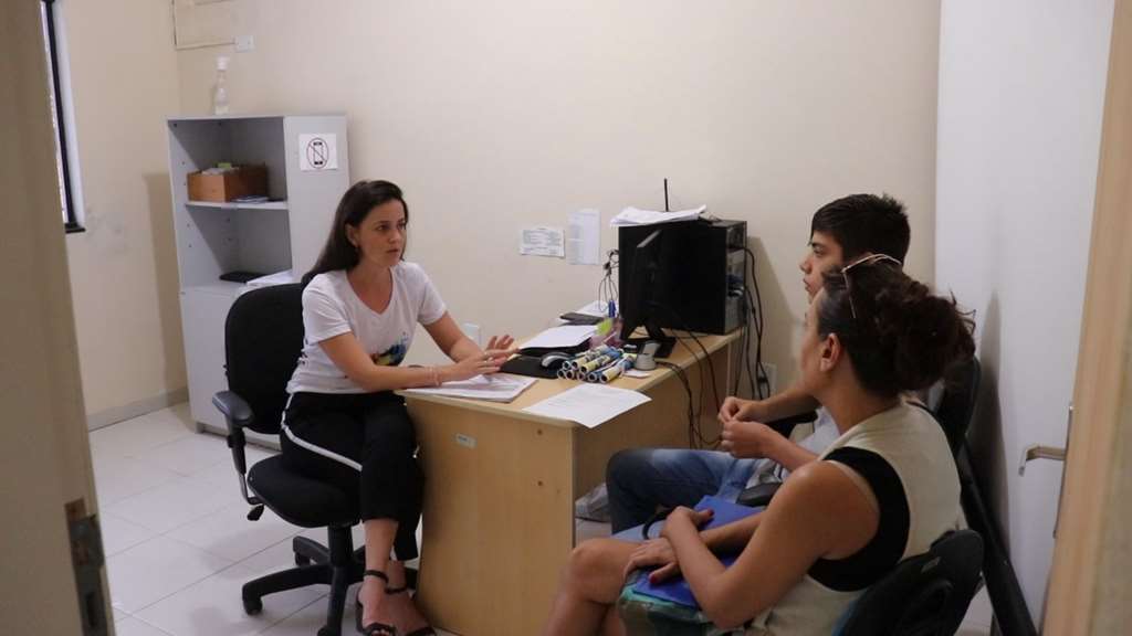 Jovens participam de seletiva para curso de Turismo e hotelaria