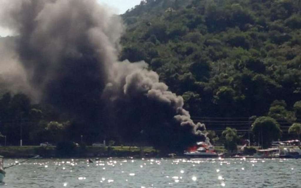 Lancha incendiada em Porto Belo (foto: Reprodução)