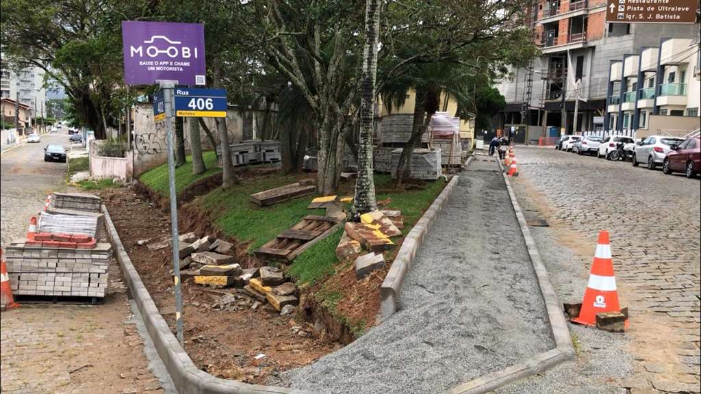 Praça está sendo revitalizada no Bairro Morretes