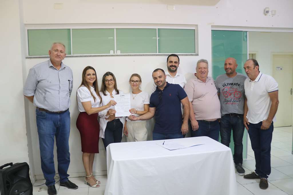 Prefeita Nilza Simas assina ordem de serviço para reforma do CERES