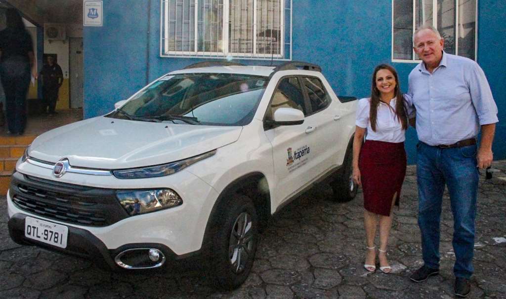 Prefeita Nilza Simas entrega novo veículo para o Departamento de Iluminação Pública